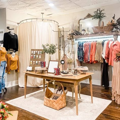 Boutique Displays Clothing, Diy Wood Clothing Rack Display, At Home Clothing Boutique Setup, Small Town Boutique Ideas, Boutique Storefront Ideas, Consignment Boutique Ideas, Salon Boutique Ideas Interior Design, Second Hand Boutique, Clothing Display Ideas Boutiques Small Spaces