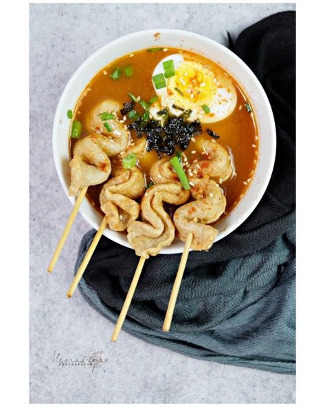 Odeng Korean Aesthetic, Odeng Korean Street Food, Korea Food Photography, Korean Fish Cakes, Korean Food Photography, Korean Fish Cake, Korean Fish, Yummy Asian Food, Korean Army