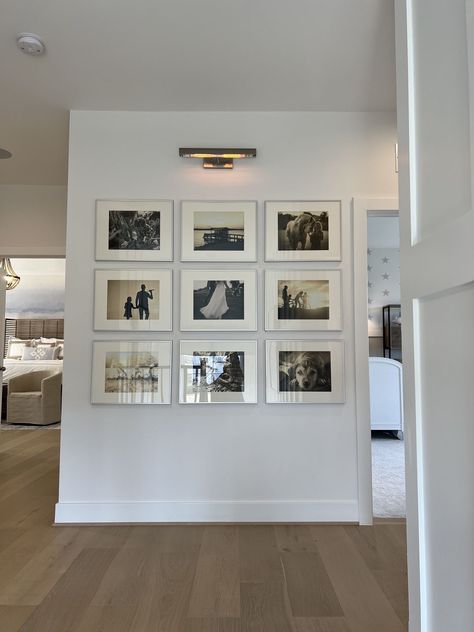 Wedding Photo Framed Wall, Apartment Couches Ideas, Cool Home Aesthetic, Home Photo Decor Ideas, Beige Decor Aesthetic, Unique Home Ideas Creative, Aesthetic Framed Pictures, Big House Decorating Ideas, Apartment Decoration Aesthetic