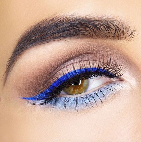 Eyeliner Bleu, Swedish Blue, Fall Makeup Trend, Ideal Makeup, Graphic Eyes, Bright Eye Makeup, Eyeshadow For Brown Eyes, Glitter Eyeshadow Palette, Blue Eyeliner