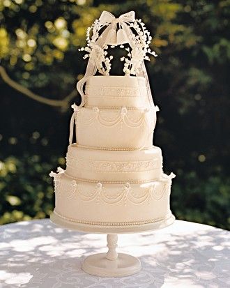 DIY Wedding Bells Cake Topper Vintage Wedding Cakes Elegant, Vintage Cake Toppers Wedding, Vintage Wedding Cake Designs, Wedding Cake Toppers Elegant, Heart Wedding Cake Topper, Cake Sparklers, Wedding Cake Ribbon, Cake Toppers Wedding, Metallic Wedding Cakes