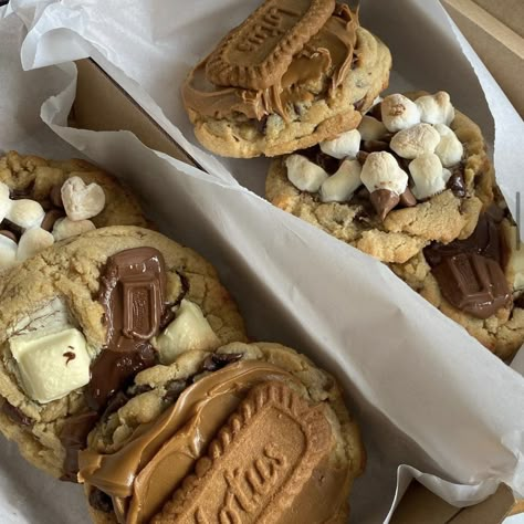 Aesthetic Cookie Packaging, Messy Cookies Packaging, Messy Cookies, Bakery Cookies Aesthetic, Cookies Aesthetic Packaging, Baked Goods Aesthetic, Cute Chocolate Chip Cookies Aesthetic, Cookies N Cream Aesthetic, Chocolate Chip Cookies Aesthetic Korean