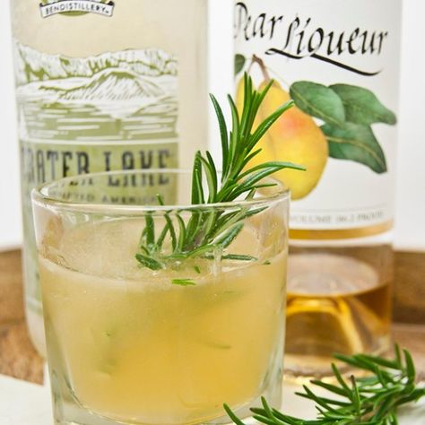 DIY Ginger Liqueur Recipe - Rhubarb Liqueur Recipes, Ginger Liqueur Recipe, Classy Drinks, Pear Cocktail, Brandy Recipe, Rosemary Cocktail, Pear Liqueur, Pear Brandy, Pear Cocktails