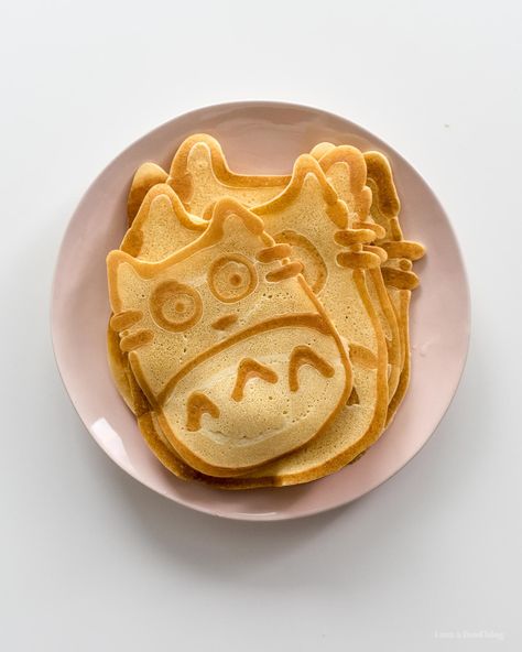 Totoro Pancake Tutorial: Easy Totoro Pancake Art · i am a food blog i am a food blog Totoro Pancake, Pancake Day Ideas, Pancake Art Easy, How To Pancakes, Jess Core, Pancakes Art, Pancake Ideas, Fun Pancakes, Pancake Designs