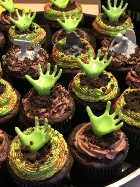 Zombie Apocalypse Monster Hand Cupcakes - #NeverDoneWithFun Graveyard Cupcakes Halloween, Zombie Cake Birthday, Zombie Cupcakes For Kids, Zombie Cake Ideas, Zombie Desserts, Zombie Cakes For Kids, Zombie Party Ideas, Zombie Birthday Party, Zombie Cakes