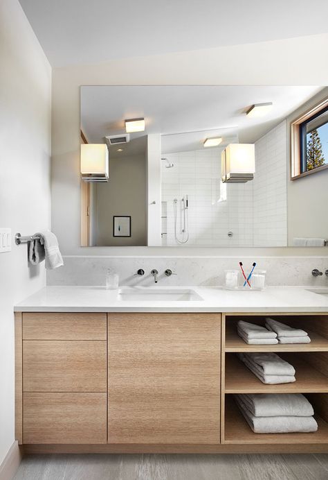 6 Ideas For Creating A Minimalist Bathroom // Don't Over Store -- Keeping empty space empty and only using what you really need is essential to achieving minimalism in the bathroom. Rustic Contemporary Home, Drømme Bad, Makeover Kamar Mandi, Freestanding Wall, Minimalist Bathroom Design, Diy Bathroom Remodel, Trendy Bathroom, Diy Remodel, Minimalist Bathroom