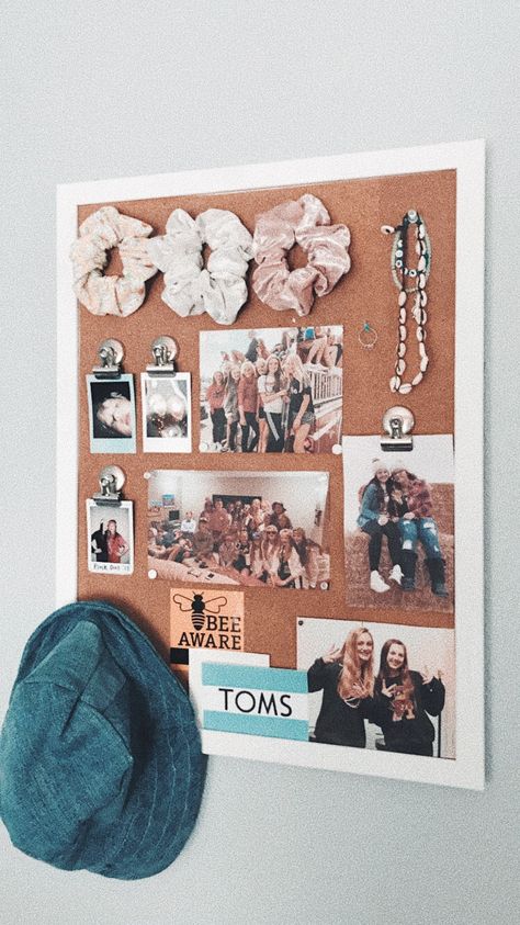 Summer Cork Board Ideas, Cork Board With Pictures, Bulletin Board Photo Collage, Bulletin Board Picture Collage, Bulliten Boards Ideas Bedroom, Cork Board Ideas For Bedroom Aesthetic, Wall Calloge, Cork Board Picture Collage, Bulletin Board Ideas For Home