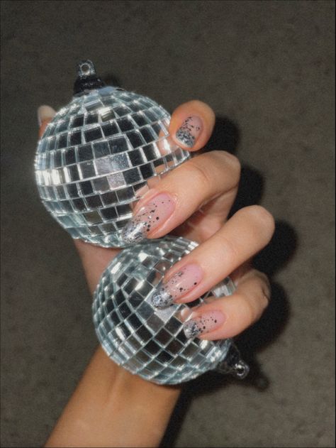 Taylor Swift 22 Nails, Mirrorball Nails Taylor Swift, Mirror Ball Nails, Disco Ball Nail Art, Taylor Swift Themed Nails, Disco Nails 70s, Mirrorball Nails, Disco Ball Nails, Bachelorette Nails