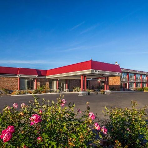 Located 3 minutes’ drive from Interstate 64, thisRed Roof Inn Lexington - Winchester hotel is 17 minutes’ drive from the Lexington city center and 25 miles from the Kentucky Horse Park. The hotel serves complimentary coffee and free Wi-Fi is available. One well behaved pet weighing 80lbs or less allowed per guestroom. A cable TV, microwave and refrigerator are included in every room at the Red Roof Inn Lexington - Winchester. Every room also has air conditioning. Guests staying at the Red Roof I Kentucky Horse Park, Red Roof Inn, Places In Usa, Kentucky State, Red Roof, Famous Places, Cable Tv, Banquet Hall, Historical Place