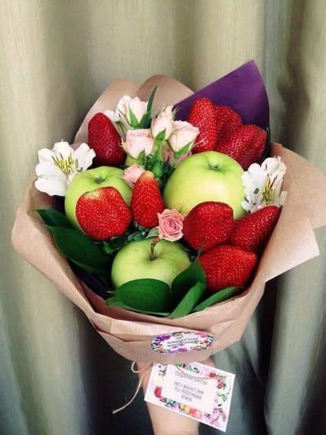 Fruit Bouquet Diy, Fruit Bouquet Ideas, Vegetable Bouquet, Fruit Bouquet, Basket Flower Arrangements, Fruit Diy, Food Bouquet, Edible Bouquets, Fruit Basket Gift