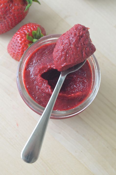 The Easiest 1 Ingredient Strawberry Paste for Frosting, Cake & Smoothie (Goodbye Artificial Flavor and Coloring) Strawberry Emulsion Recipe, Dehydrated Strawberries, Strawberry Buttercream Frosting, Frosting Cake, Strawberry Oatmeal, Cultural Food, Strawberry Preserves, Strawberry Frosting, Dessert Sauce