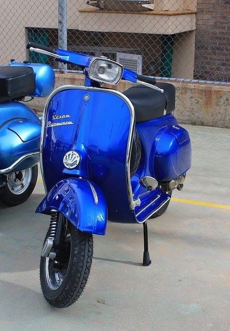 Vespa Scooters Vintage, Vespa 300 Gts, Naik Vespa, Vespa Primavera 150, Scooter Garage, Yamaha Rx 135, Vespa 300, Vespa Special, Vespa 50 Special