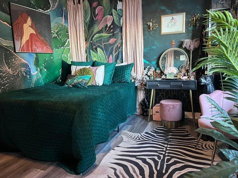 Cheetah Inspired Bedroom, Emerald Green And Cheetah Bedroom, Cheetah Room Aesthetic, Hollywood Room Decor, Moody Leopard Bedroom, Hollywood Room, Tropigoth Bedding, Animal Print Bedroom, Eclectic Maximalism