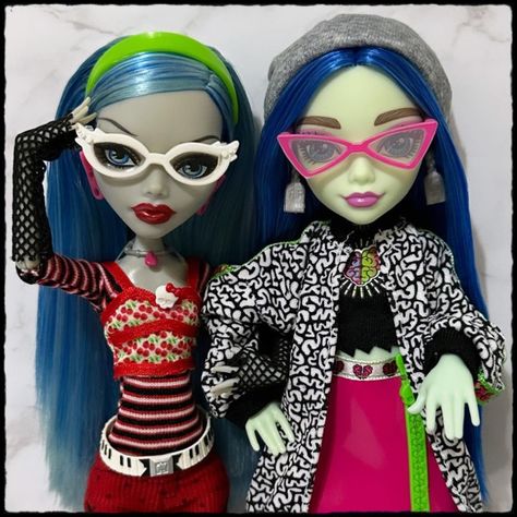 Monster High G1 Vs G3, Dolls Aesthetic, Ghoulia Yelps, Bratz Girls, Moster High, Doll Aesthetic, Monster High Dolls, Pretty Dolls, Custom Dolls