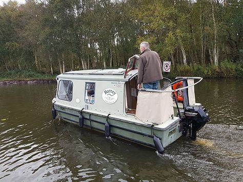 Beaver Cub "Barney" | Wilderness Boats Tiny House Boat, Bass Boat Ideas, Boat Homes, Small Houseboats, Trailerable Houseboats, Mini Pontoon Boats, Small Pontoon Boats, Shanty Boat, Tiny Boat