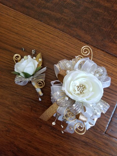 Gold Corsage And Boutonniere, Corsage Prom Gold, Cream Corsage And Boutonniere, White And Gold Corsage And Boutonniere, Gold And White Corsage, Prom Corsage, Corsage Prom White And Gold, White And Silver Corsage, Gold Corsage Prom