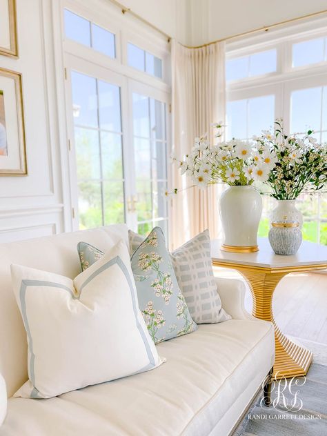 Coastal Millennial Living Room, Southern Elegant Home, Southern Home Inspiration, Southern Charm Living Room, Preppy Family Room, Summer Home Decor Living Room, Coastal Granddaughter Living Room, Modern Coastal Dining Room Ideas, Living Ideas Room