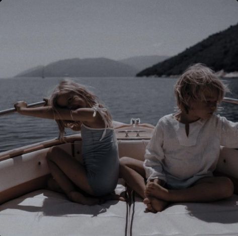 Blonde Twins, Boat Vacation, Vacation In Italy, Siblings Goals, Family Boats, Boy Girl Twins, Pinterest Photography, Boat Pics, Vacation Family