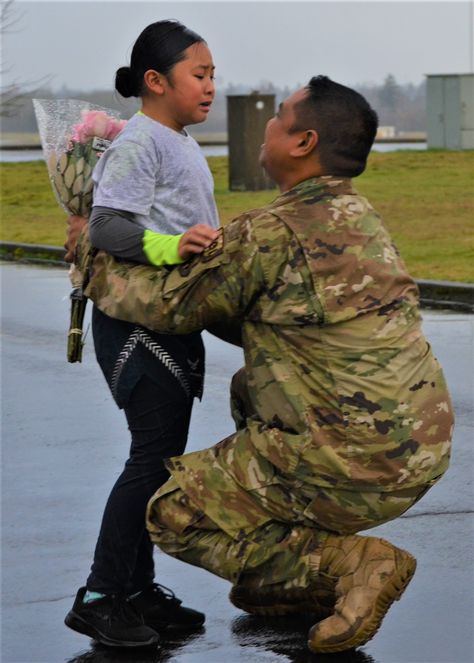 https://www.army.mil/article/232111/airman_plans_surprise_homecoming_during_mlk_5k Military Homecoming, Emotional Scene, Girl Thinking, Father Daughter Dance, Father Daughter, Stylish Dresses, Homecoming