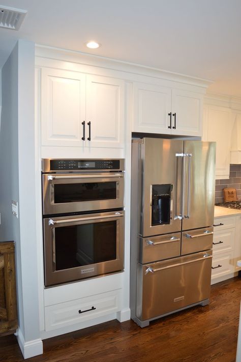 Stainless Steel Appliances Black Hardware, Brushed Brass Kitchen Hardware, Kitchens With Stainless Steel Appliances, Kitchen Appliances Ideas, Stainless Steel Appliances Kitchen, Kitchen Appliance Trends, Brass Kitchen Hardware, Stainless Appliances Kitchen, Black Stainless Appliances