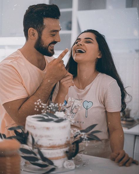 Couples Birthday Photoshoot With Cake, Birthday Poses For Men With Cake, Anniversary Poses Ideas Couple Pics With Cake, Couple Bday Pics, Couple Birthday Photoshoot Ideas, Anniversary Photo Shoot Ideas At Home, Couple Birthday Poses, Happy Birthday Couple Pic, Couple Cake Photoshoot