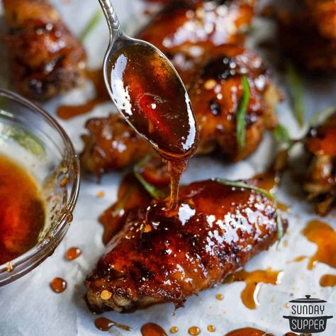 Sriracha Sauce Recipe, Honey Sriracha Sauce, Honey Sauce, Spicy Honey, Hot Pepper Sauce, Stir Fry Sauce, Sriracha Sauce, Savory Sauce, Cinnamon Rolls Recipe