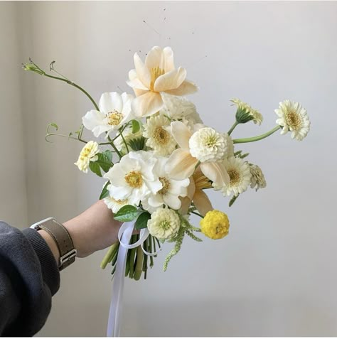 Buqet Flowers Prom, Loose Bouquet Wedding, Matilija Poppy Bouquet, Bridal Bouquet Sizes, Simple Bridal Bouquet Fall, Mini Bridesmaid Bouquet, White Poppy Bouquet, Cosmo Bouquet, Small Wedding Bouquet