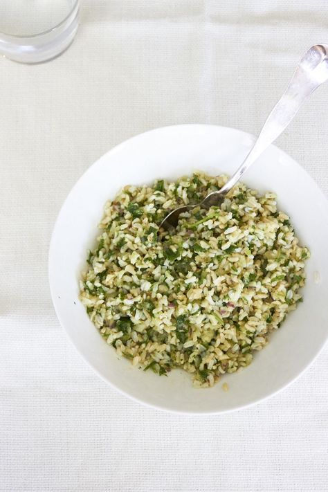 Herby Brown Rice Brown Rice Cooking, Easy Side Dishes, Brown Rice Recipes, Wheat Free Recipes, Foods With Gluten, Wheat Free, Rice Dishes, Fresh Basil, Side Dishes Easy