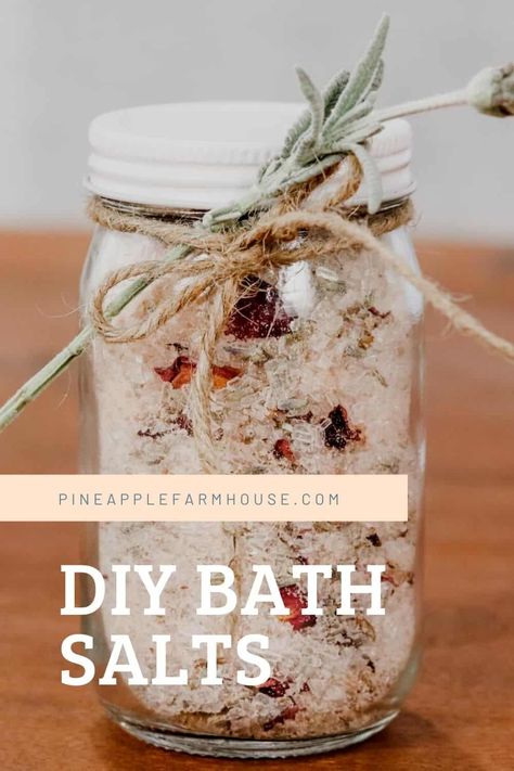 Diy Bath Salts With Essential Oils, Make Bath Salts, Bath Salts Diy Recipes, Homemade Bath Salts Recipe, Diy Bath Salts, Diy Bath Soak, Diy Bath Salt, Bath Salts Gift, Spa Recipes