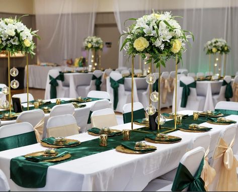 Gold Wedding Ceremony Decor, Head Table Design, Green Wedding Decorations, Gold Table Setting, Bridal Party Tables, Sweet Sixteen Birthday Party Ideas, Romantic Summer Wedding, Corporate Events Decoration, Green Centerpieces