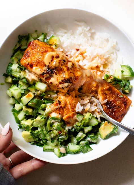 Bang Bang Salmon with Avocado Cucumber Salsa Recipe - Pinch of Yum Salmon Avocado Cucumber Rice Bowl, Salmon Side Dishes Ideas, Side Dish With Fish, Bang Bang Salmon, Cucumber Salsa Recipe, Salmon With Avocado, Mango Salsa Salmon, Side Dishes For Salmon, Bowl Meals