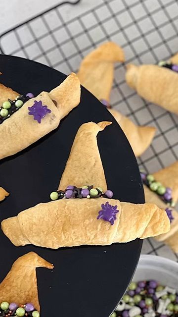 Halloween Croissants, Halloween Rolls Ideas, Halloween Croissant Ideas, Halloween Crescent Rolls, Cresant Rolls, Rhodes Rolls Recipes, Rhodes Rolls, Crescent Roll Dessert, Salad Rolls