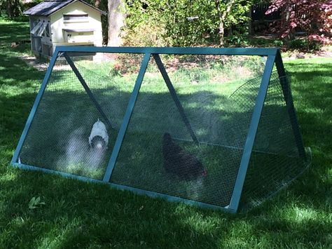 Chicken Run Ideas, Chicken Tunnels, Easy Chicken Coop, Portable Chicken Coop, Chicken Tractors, Chicken Feeders, Chicken Tractor, Urban Chickens, Best Chicken Coop