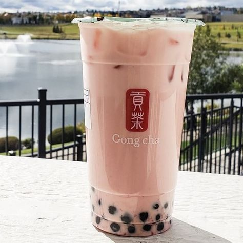 Gong Cha Boba, Strawberry Boba Aesthetic, Gong Cha Milk Tea, Strawberry Milk Tea, Gong Cha, Tea Supplies, Boba Pearls, Tea Places, Bubble Tea Boba