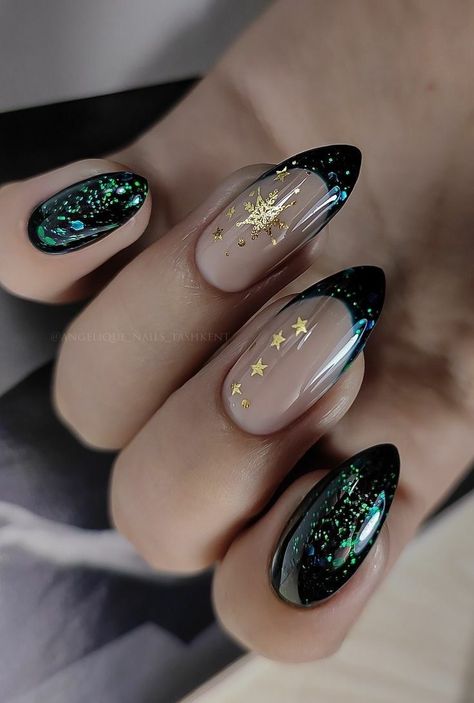 Witchie Nails, Gothic New Years Nails, Edgy Christmas Nails Acrylic, Halloween Christmas Nails, Holo Nail Art, Mystical Nail Designs, Christmas Goth Nails, Green Witch Nails, Goth Christmas Makeup