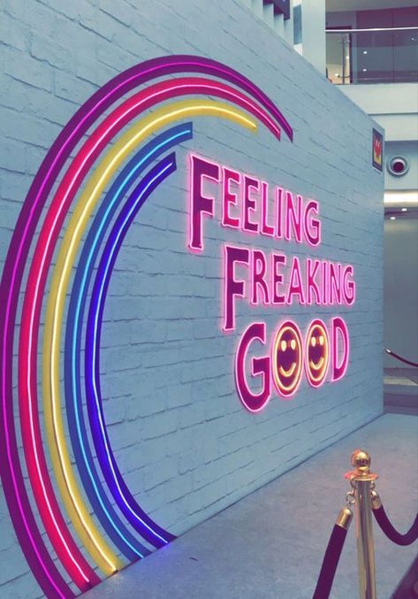 Cafe Selfie Wall, Interior Design Mural, Photo Op Wall, Selfie Walls, Instagram Backdrop, Party Concept, Neon Store, Mural Art Design, Selfie Wall