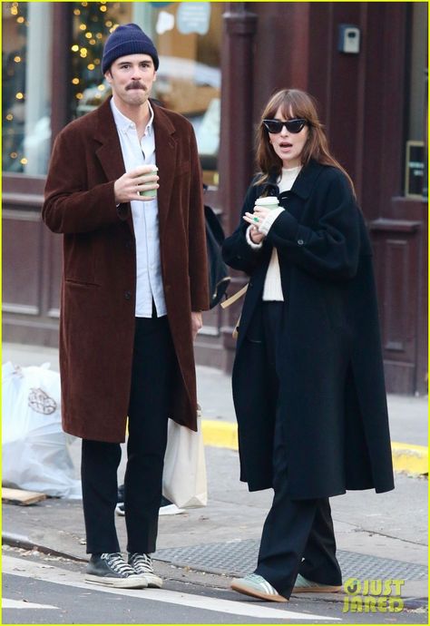 Dakota Johnson Capsule Wardrobe, Fall Effortless Outfits, Dakota Johnson 2024 Style, Dakota Johnson Street Style 2023, Dakota Johnson Winter Style, Dakota Johnson Style Casual 2024, Dakota Johnson Winter, Dakota Johnson Style Outfits, Capsule Wardrobe Minimal