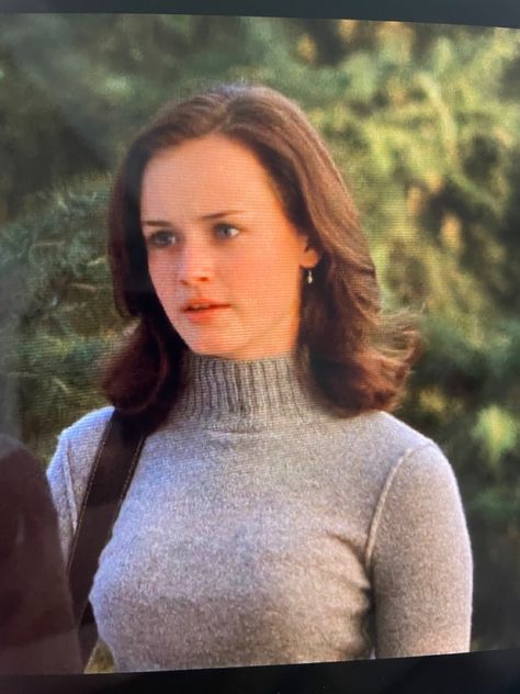 Lorelai Gilmore Outfits, Outfits Turtleneck, Gilmore Core, Gilmore Outfits, Gilmore Style, Rory Gilmore Style, Beige Turtleneck, Lorelei Gilmore, Alexis Bledel