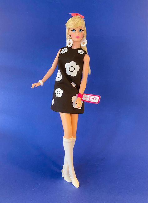 Barbie 60s Fashion, Color Magic Barbie, Vintage Barbie Clothes Outfits, Flapper Barbie, Barbie Cosplay, 1960s Barbie, Barbie Booklet, Crissy Doll, Mod Barbie