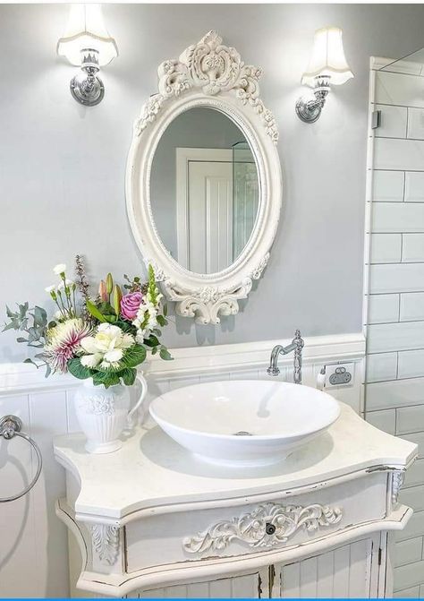 Baños Shabby Chic, French Country Bathroom, Powder Room Decor, Country Bathroom, Shabby Chic Bathroom, Chic Bathrooms, Small Bathroom Ideas, Home Inspiration, Vintage Bathroom