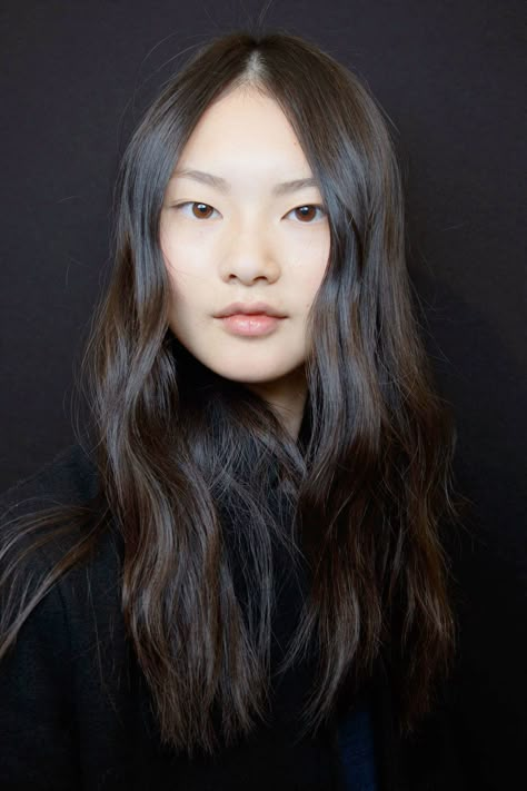 Carven - The Cut Middle Part Black Hair, Asian Waves Hair, Long Haircut Natural Waves, Texture Waves Hair, Asian Hair Natural, Long Hair Middle Part, East Asian Hair, Glossy Black Hair, Asian Black Hair