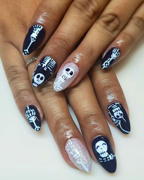 Skull Nails Acrylic, Halloween Short Nails, Spooky Manicure, Skeleton Nails, Halloween Nail Art Ideas, Nail Designs For Short Nails, Super Scary, Designs For Short Nails, Skull Nails