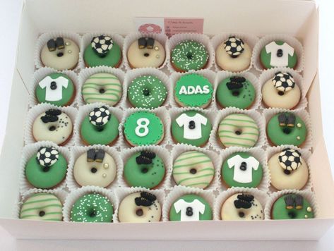 Football Donuts Ideas, Soccer Donuts Ideas, Soccer Ball Cake Pops, Soccer Party Food, Watch Party Food, Soccer Ball Cake, Soccer Theme Parties, Donut Decorating Ideas, Deco Cupcake