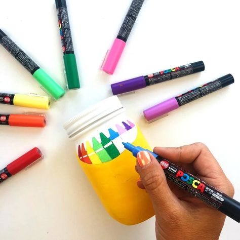 Mason Jars Craft for School Supplies Craft For School, Escuela Diy, Teacher Crafts, Jars Diy, Fun Summer Crafts, Teachers Appreciation, Colored Mason Jars, Teacher Craft, Teachers Diy