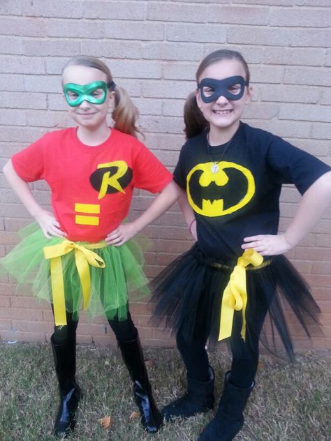 My homemade batman and robin costumes I did for my girls! Duo Book Week Costumes, Batman Costume Halloween, Batman And Robin Costume, Batgirl Costume Diy, Robin Halloween Costume, Batman And Robin Costumes, Batman Costume For Kids, Disney Duos, Robin Costume