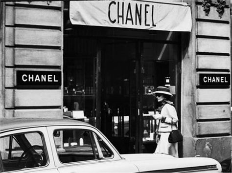 In 1910, Coco Chanel opened her first millinery boutique, selling hats, on Paris’s Rue Cambon. Once she realized her benefits from the boutique, she began to also design garments and open more shops through out France. http://sevdamutlu.com/blog/coco-chanel-represents-freedom-and-self-expression/ Chanel Pictures, Perfume Chanel, Mademoiselle Chanel, Parfum Chanel, Moda Chanel, Mode Editorials, Chanel Boutique, Bags Online Shopping, Mode Chanel