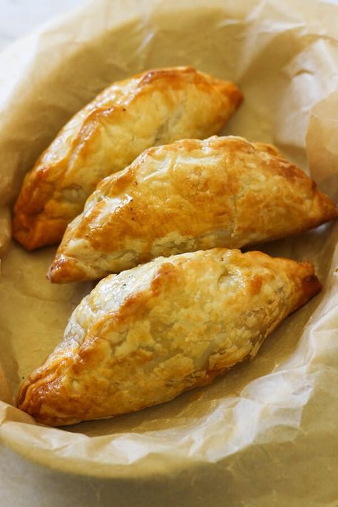 Delicious beef pasties made with savoury mince and light, golden puff pastry are a dinner the whole family will love.  These pasties are bursting with flavour and are quick and easy to prepare.  They freeze well, so you can make a big batch and reheat on busy nights.  The best pasties you'll try! Easy Cornish Pasties, Rolled Puff Pastry Recipes, Savory Items For Bake Sale, How To Make Pasties, Cornish Pasties Recipes, Michigan Pasties Recipes, Beef Pastries, Meat Pasties, Things To Make With Puff Pastry