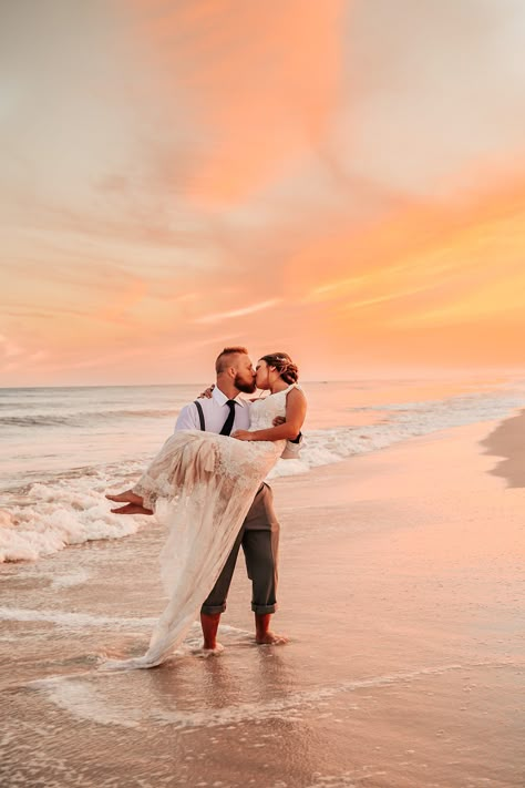 Wedding Pictures Beach, Beach Wedding Pics, Sunset Beach Weddings, Dream Beach Wedding, Florida Beach Wedding, Wedding Picture Poses, Beach Wedding Inspiration, Beach Wedding Photography, Beach Wedding Photos