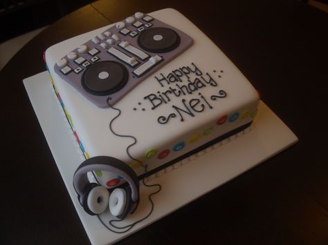 DJ decks birthday cake by Bedford cake maker i love thhat cake Co. Dj Birthday Cakes For Men, Dj Cake Ideas For Men, Man Cakes, Dj Cake, St Patricks Decorations, Dj Decks, 50th Cake, Green Pencil, Cake Maker