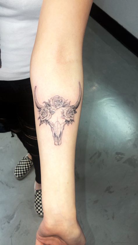 Long Horn Tattoo With Flowers, Tattoo Cow Skull, Bull Skull Tattoo Women, Black And White Tattoos For Women, Long Horn Tattoo For Women, Cow Tattoo Ideas, Cow Tattoos, Cow Skull Tattoo, Tatoo Rose